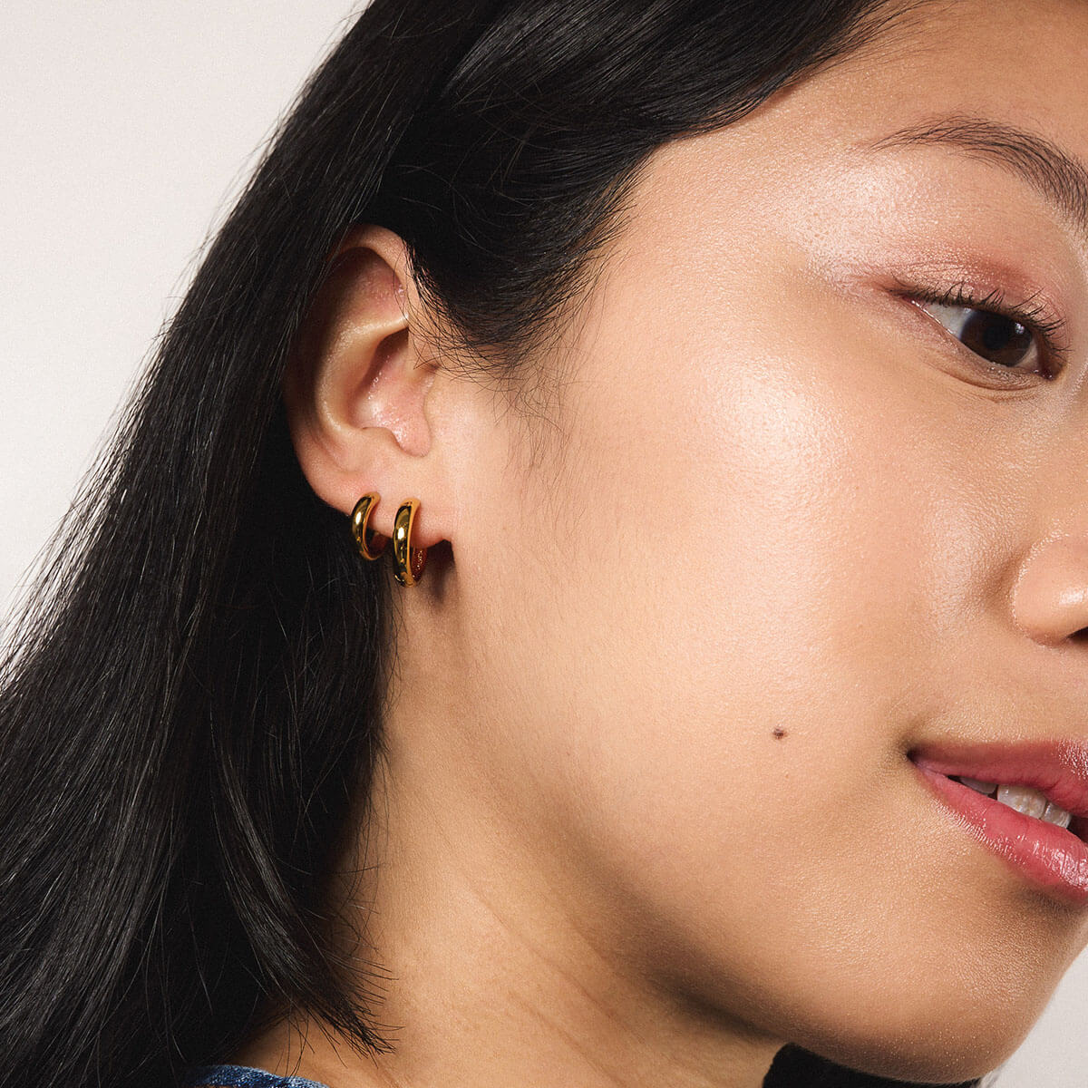 Bold Huggie Hoops in Titanium - Image 8