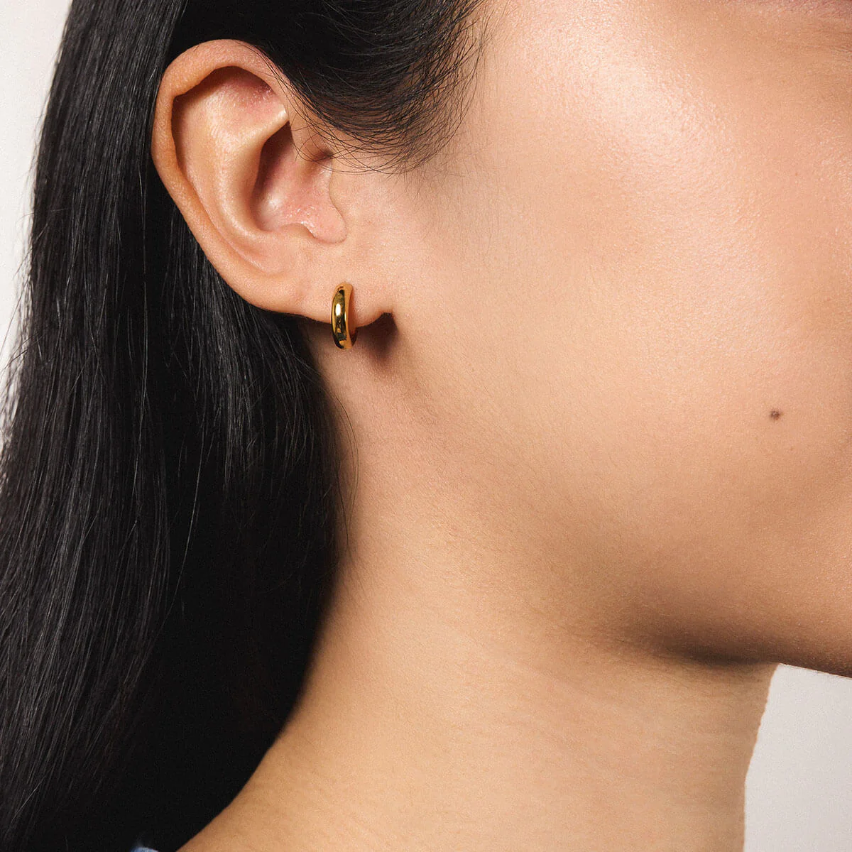Bold Huggie Hoops in Titanium - Image 4